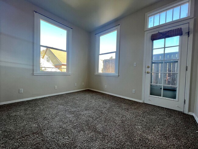 Building Photo - HAR70