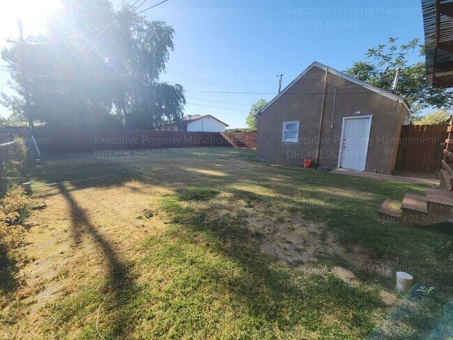 Building Photo - Charming 2 bedroom, 1 bathroom house near ...