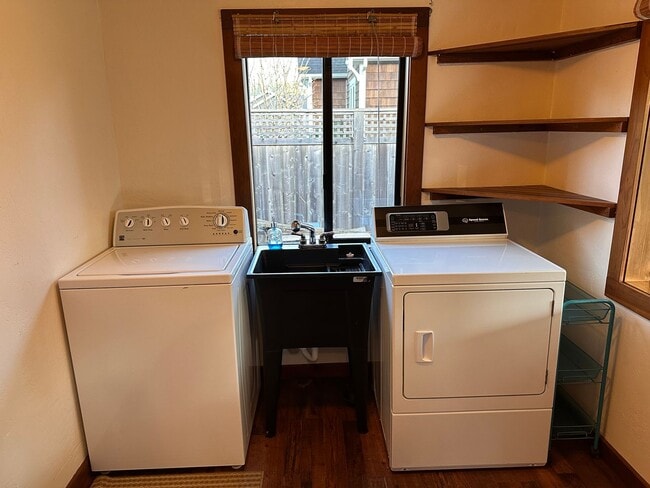 Building Photo - Sunny Fieldbrook 2/1 Stand Alone House – Cat Friendly