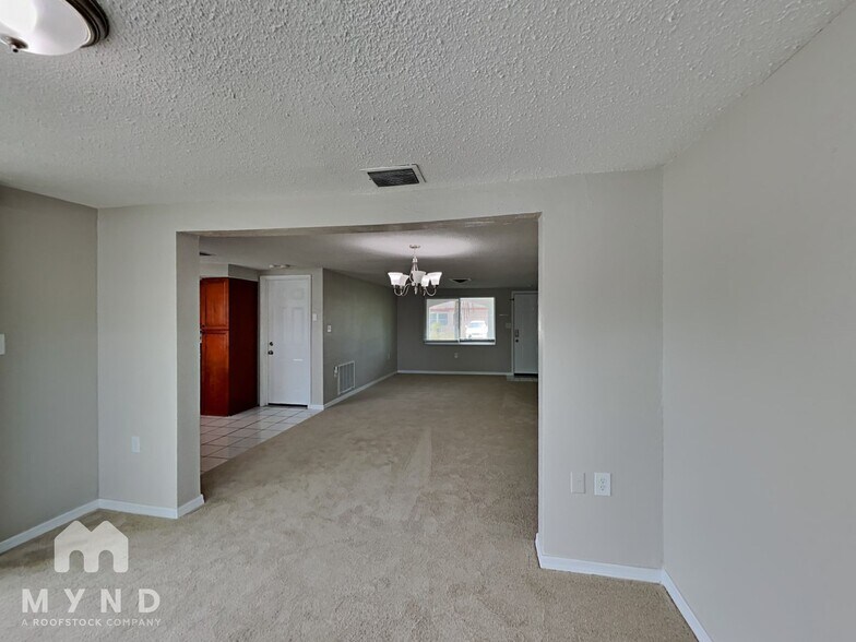 Building Photo - 9724 Lakeside Ln