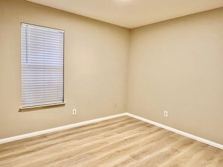 Building Photo - 4420 Eastpointe Dr