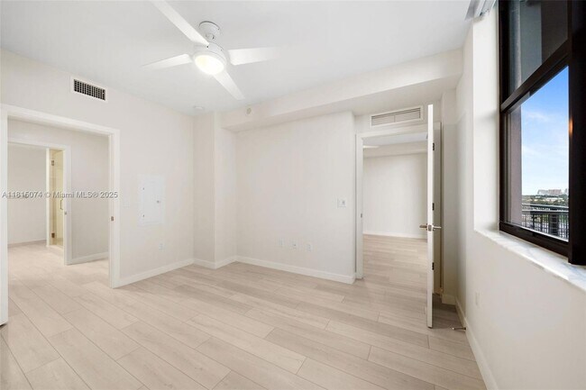Building Photo - 555 NE 8th St