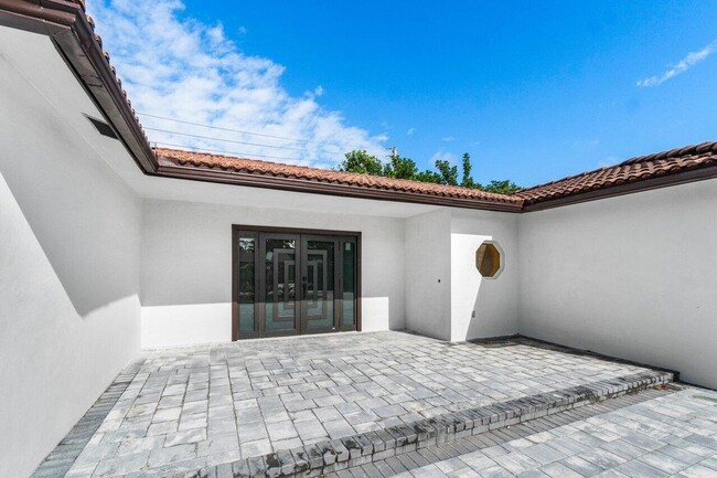 Building Photo - 899 NW 7th Dr