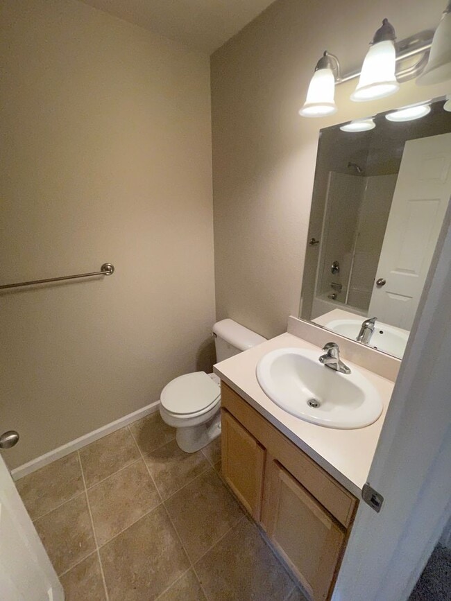 Building Photo - 917 W Ellendale Ave