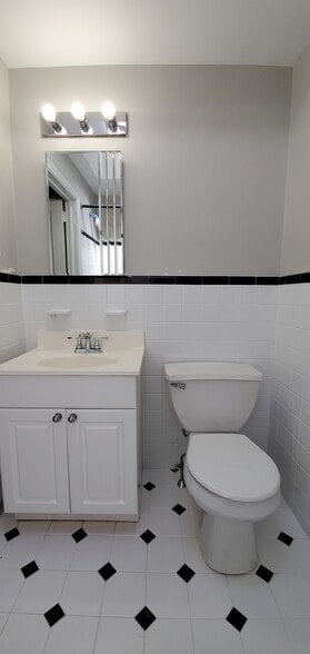 Building Photo - 717 Surrey Ln