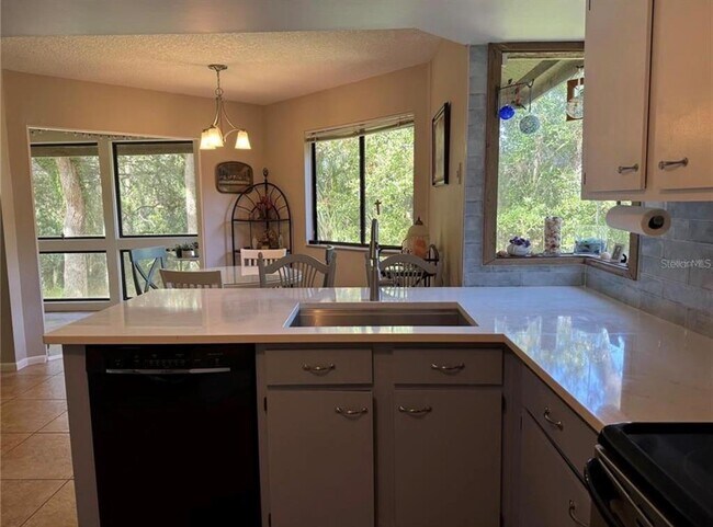 Building Photo - 8 Fairways Cir