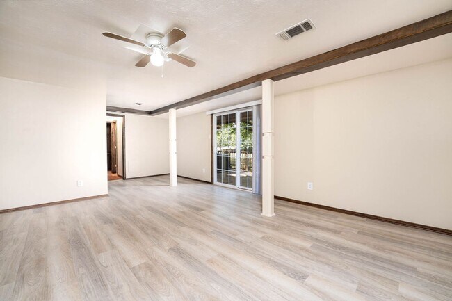 Building Photo - Clean and Spacious Duplex