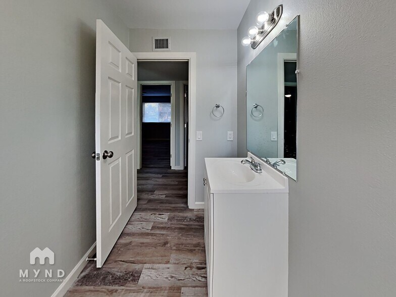 Building Photo - 2009 W Newcastle Cir