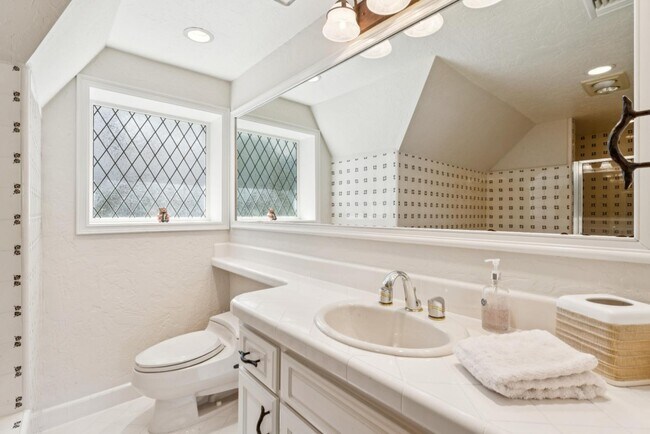 Building Photo - 716 Oak Point