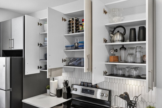 Building Photo - 1424 N Park Pl