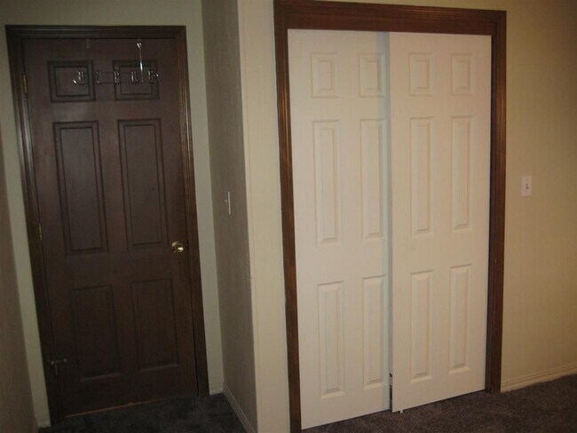 Building Photo - 5 bedrooms