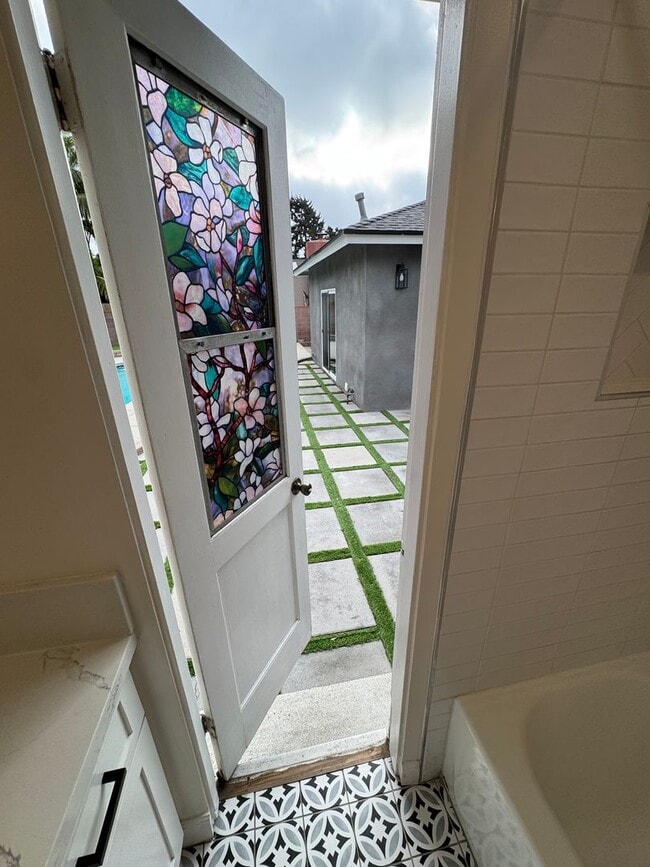 Building Photo - Beautiful 3 bedroom 2 bath Pool Home...  this one is a SHOW STOPPER