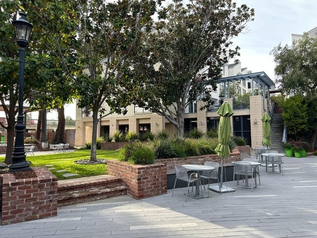 Building Photo - 116 S 1st St