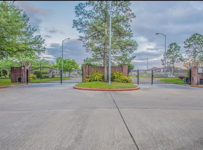 Building Photo - 15903 Timber Chase Dr