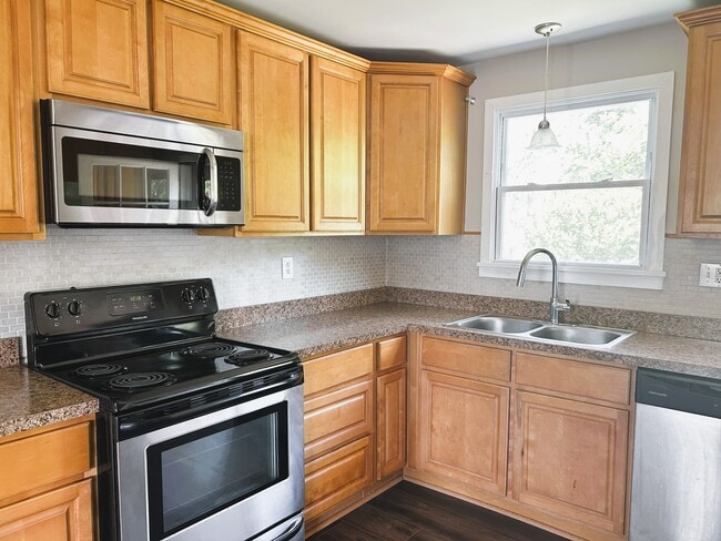 Building Photo - 133 Green Meadow Dr