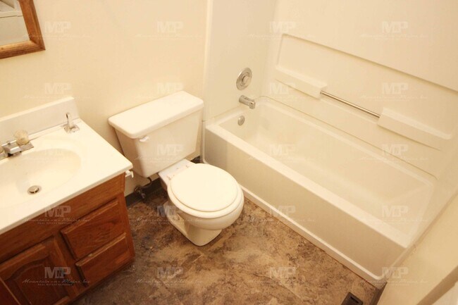 Building Photo - 1024 Glenmoor Dr