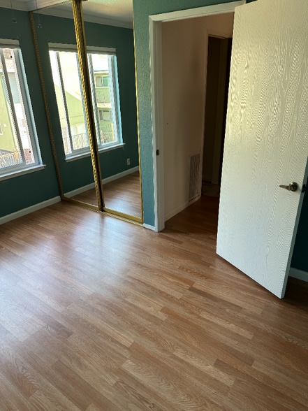 Building Photo - 447 Oak Ave