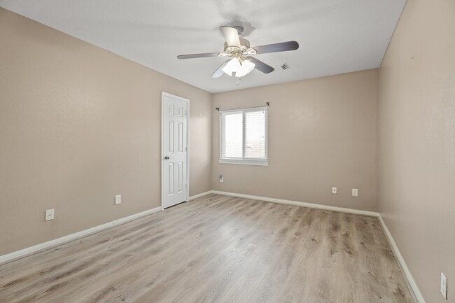 Building Photo - 5817 Vineyard Hill Dr
