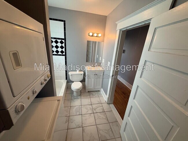 Building Photo - 607 W 44th St