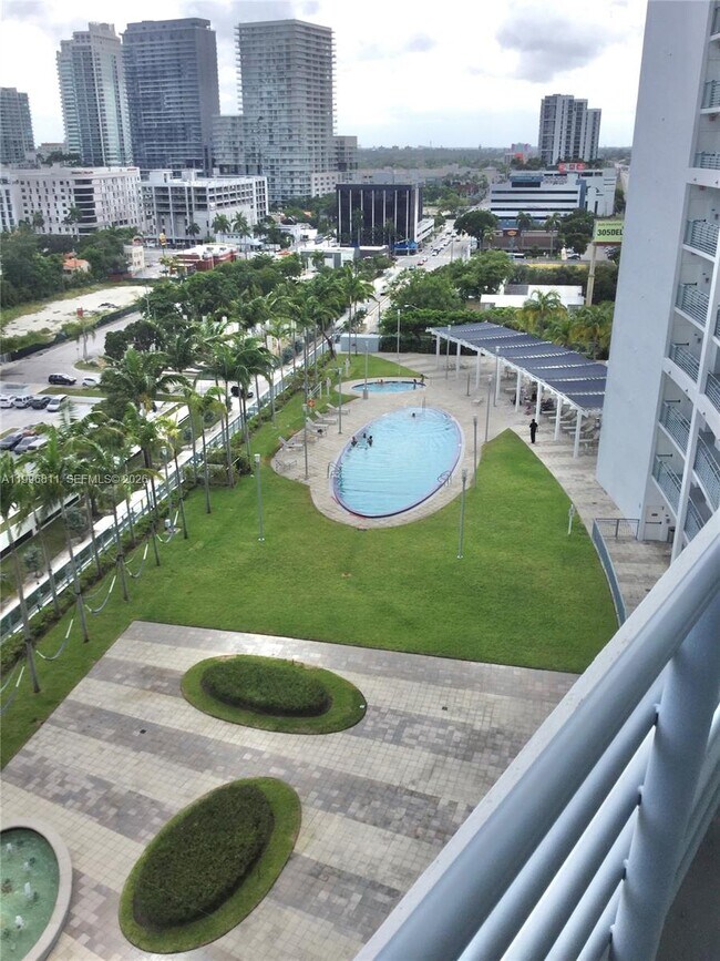 Building Photo - 601 NE 36th St