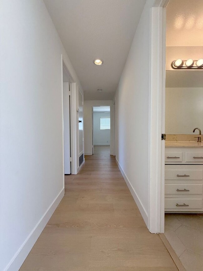 Building Photo - Costal Living - Pride of Ownership Neighbo...