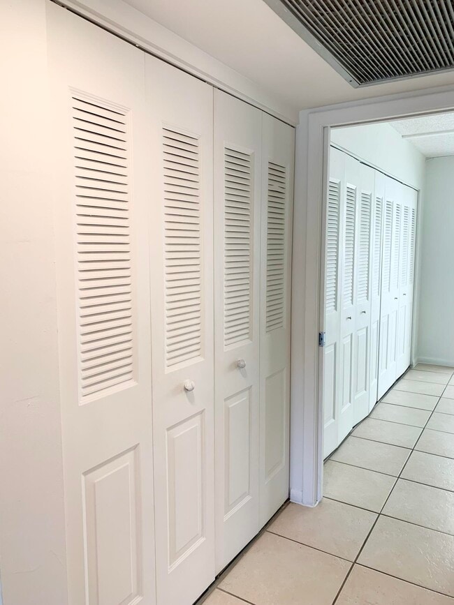 Building Photo - 39 Sussex B