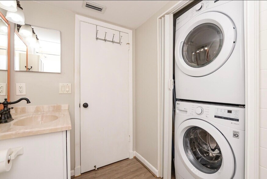 Building Photo - 800 NW Fork Rd