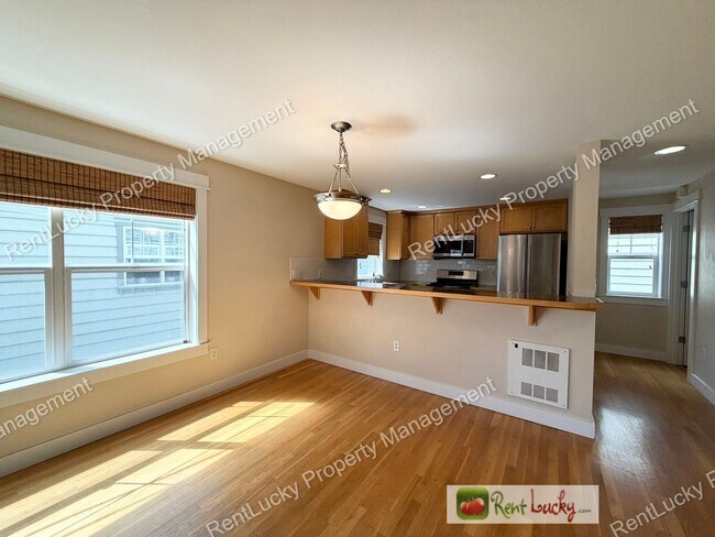 Building Photo - Fantastic 3 Bedroom in Ballard w/ Natural Lighting and Beautiful Finishes!