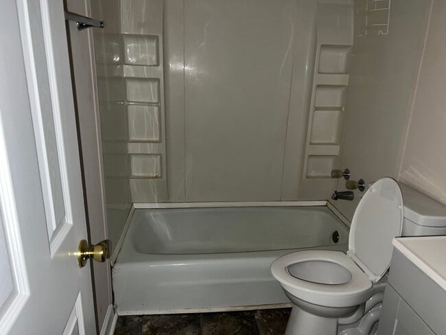 Building Photo - 4 Bedroom Brick House - Vouchers Accepted
