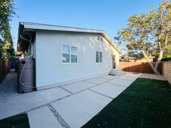 Building Photo - Spacious 6-Bedroom with Private Yard & Parking in Sylmar!
