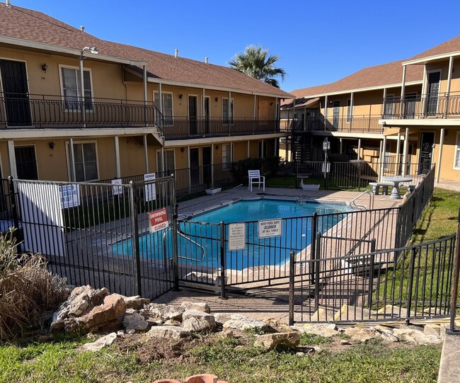 Building Photo - Charming Condo in Vista Del Sol!