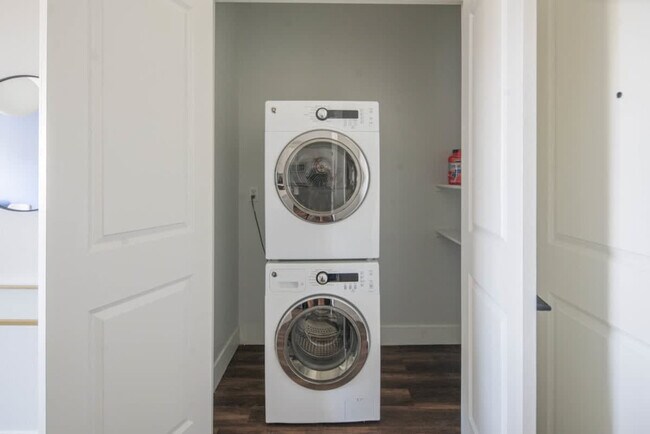 Building Photo - 688 W 1st St