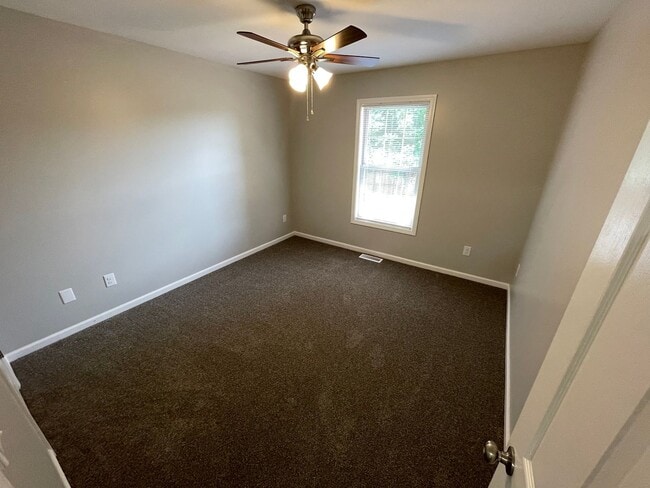 Building Photo - Brick Home in Desirable Neigborhood