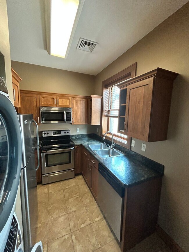 Building Photo - One Bedroom Apartment