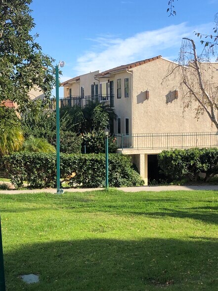 Building Photo - 6453 Kanan Dume Rd