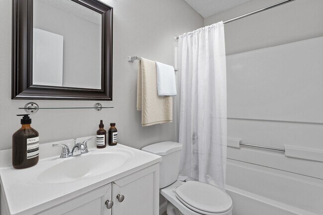 Building Photo - Luxurious 2 bed/2-bath apartment minutes f...