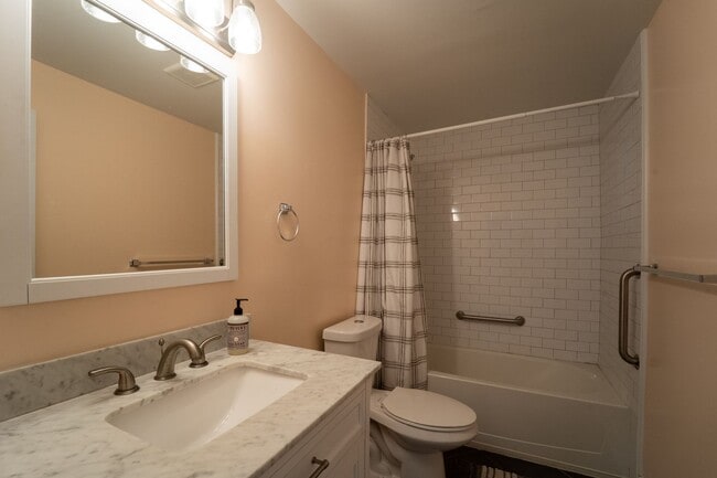 Building Photo - Historic Lincolnville 3/2 Single Family Home