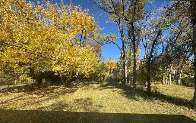 Building Photo - Cozy 2-bed with yard on quiet street