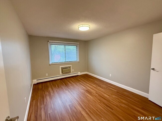 Building Photo - 1168 Main St