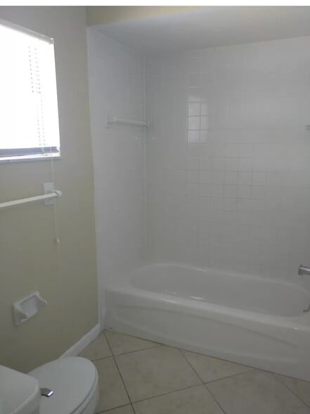 Building Photo - 3346 Camelot Dr