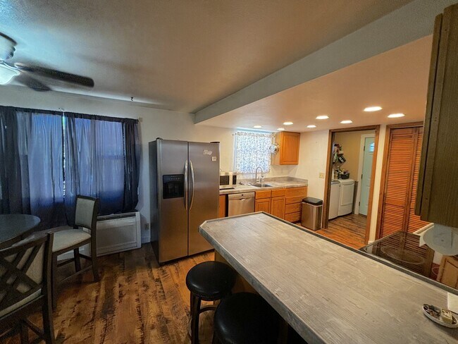 Building Photo - 580 W Abajo Dr