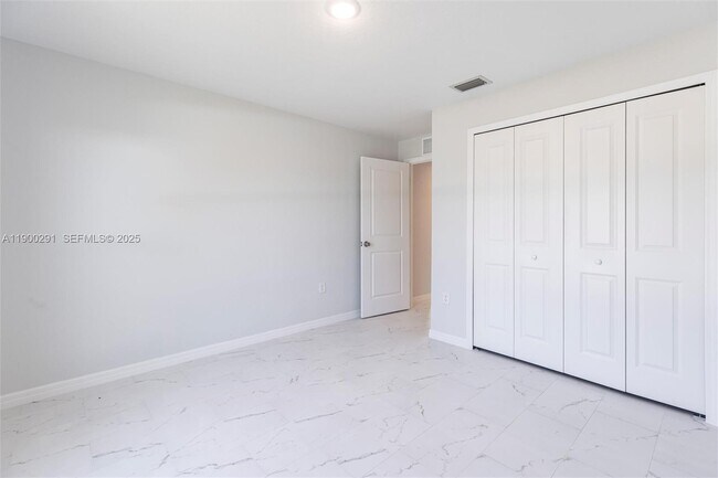 Building Photo - 2004 Rosa Ct