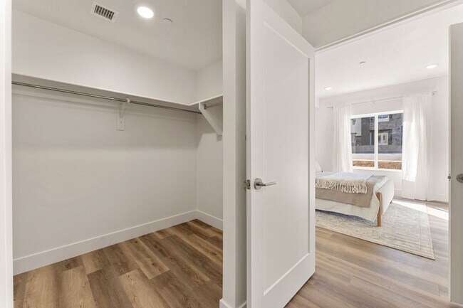 Building Photo - 302 S Divario Cyn Dr
