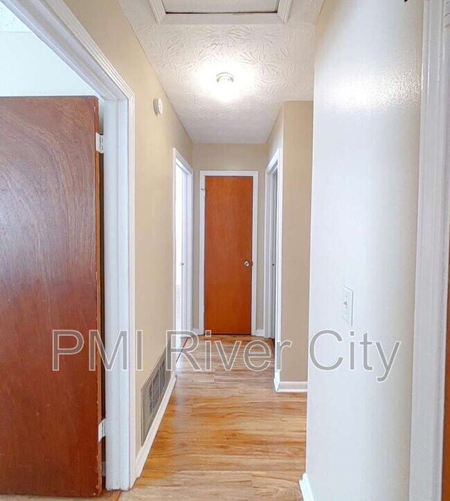 Building Photo - 7819 Lisa Dr E