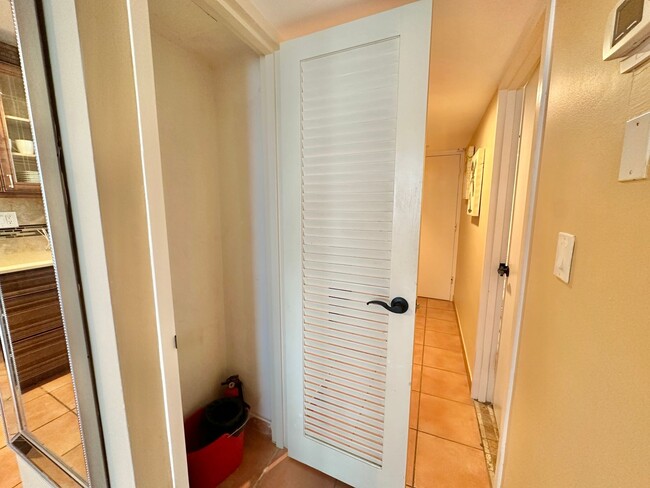 Building Photo - Furnished Studio for Rent in the iconic oc...