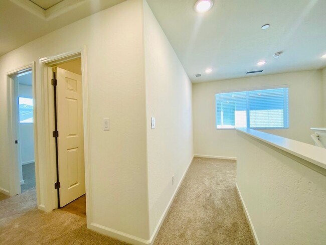 Building Photo - $2,350 Clinton & Armstrong, 4 Bed, Gated Community Pool & Solar - E Riesling Dr, Fresno