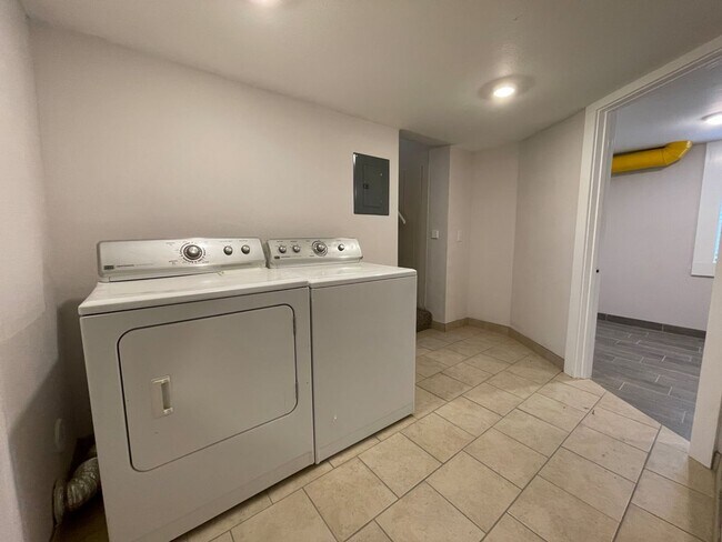 Building Photo - 6 Bedroom/2.5 Bath Home in North Fort Coll...