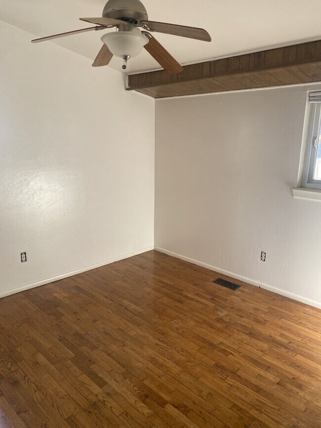 Building Photo - Cute with open floor plan, 3 bedroom, 1 bath Ranch with basement, freshly painted