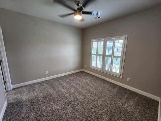 Building Photo - 4045 Brookview Dr