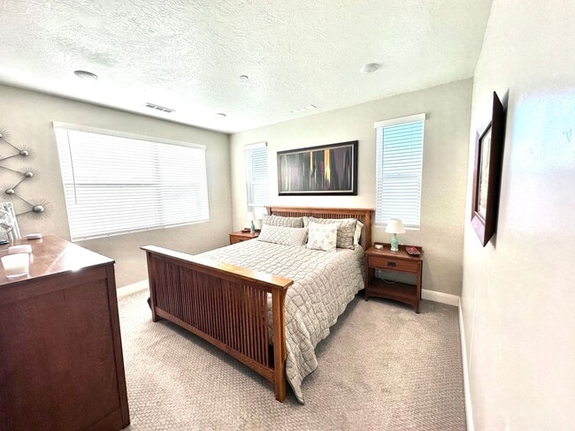Building Photo - Beautiful Desert Color Condo!!